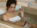Une japonaise sexy téléphonant dans son bain