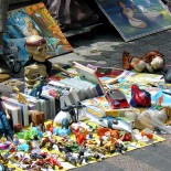 Etalage d'un vide-grenier à Paris vide-grenier à Paris